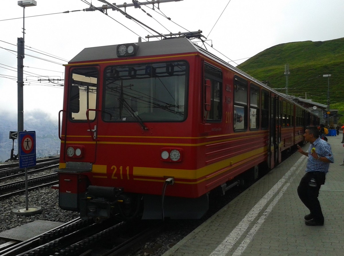 BDhe 4/8 214 + BDhe 4/8 211 als R 463 (Kleine Scheidegg - Jungfraujoch) am 23.7.2015 im Bahnhof Kleine Scheidegg.