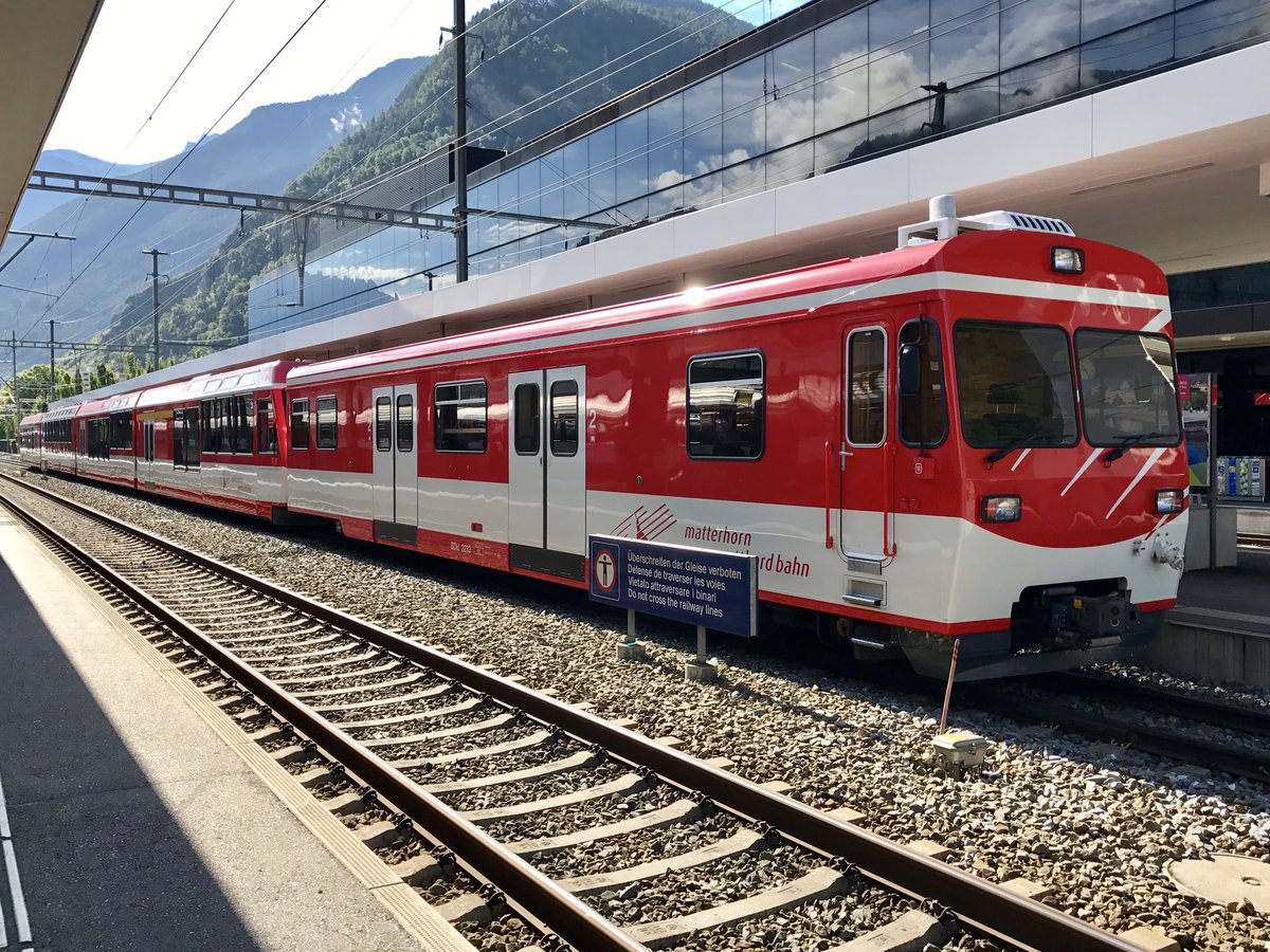 BDkt 2233 hinten an einem ABDeh 4/10 als Regio nach Brig, am 11.7.17 in Visp.