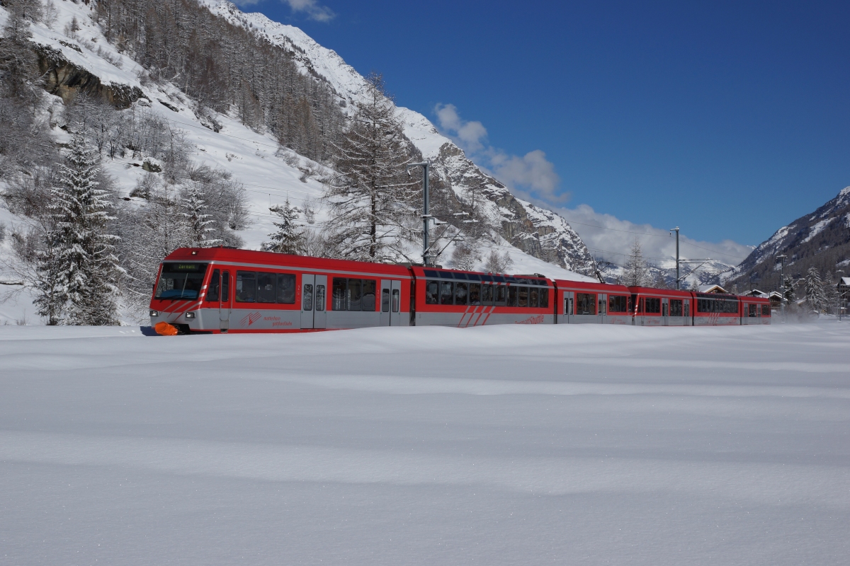 BDSeh 4/8 2051 und BDSeh 4/8 2052 verlassen am 23.02.2014 Täsch auf dem Weg Richtung Zermatt.