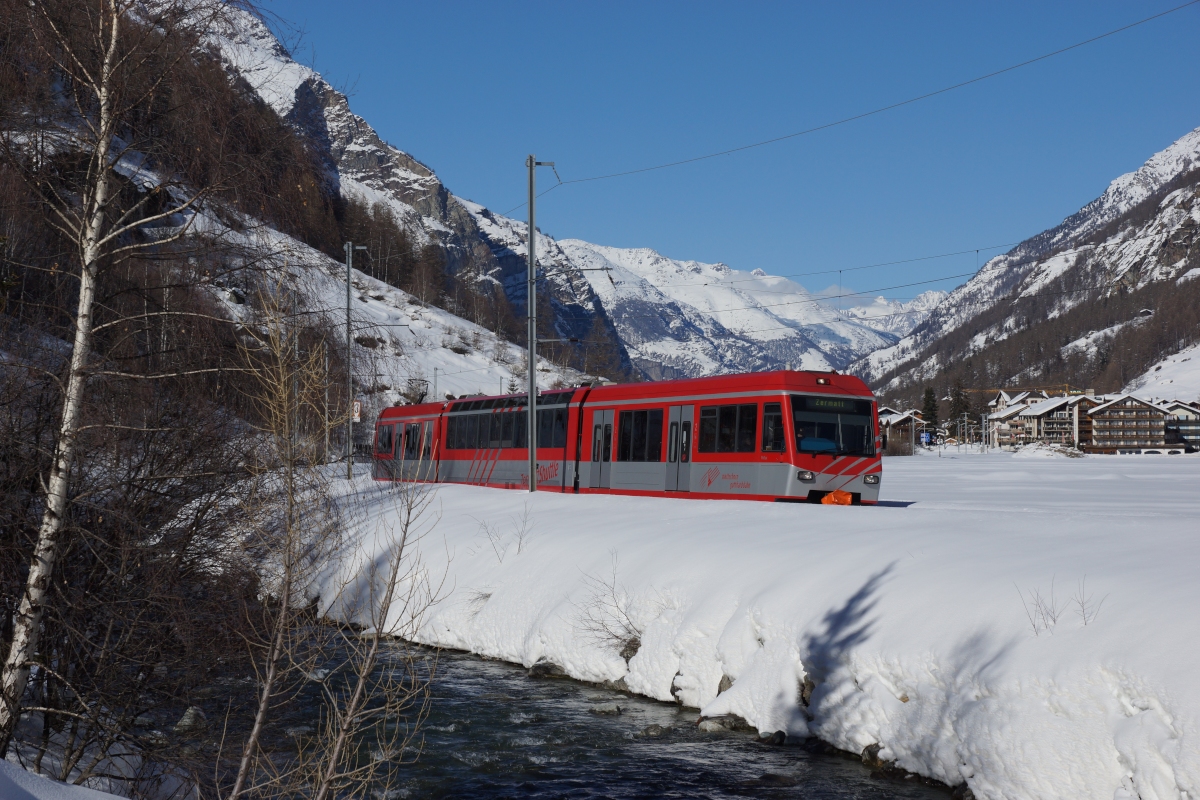BDSeh 4/8 2052 befindet sich am 23.02.2014 ausgangs von Täsch.
