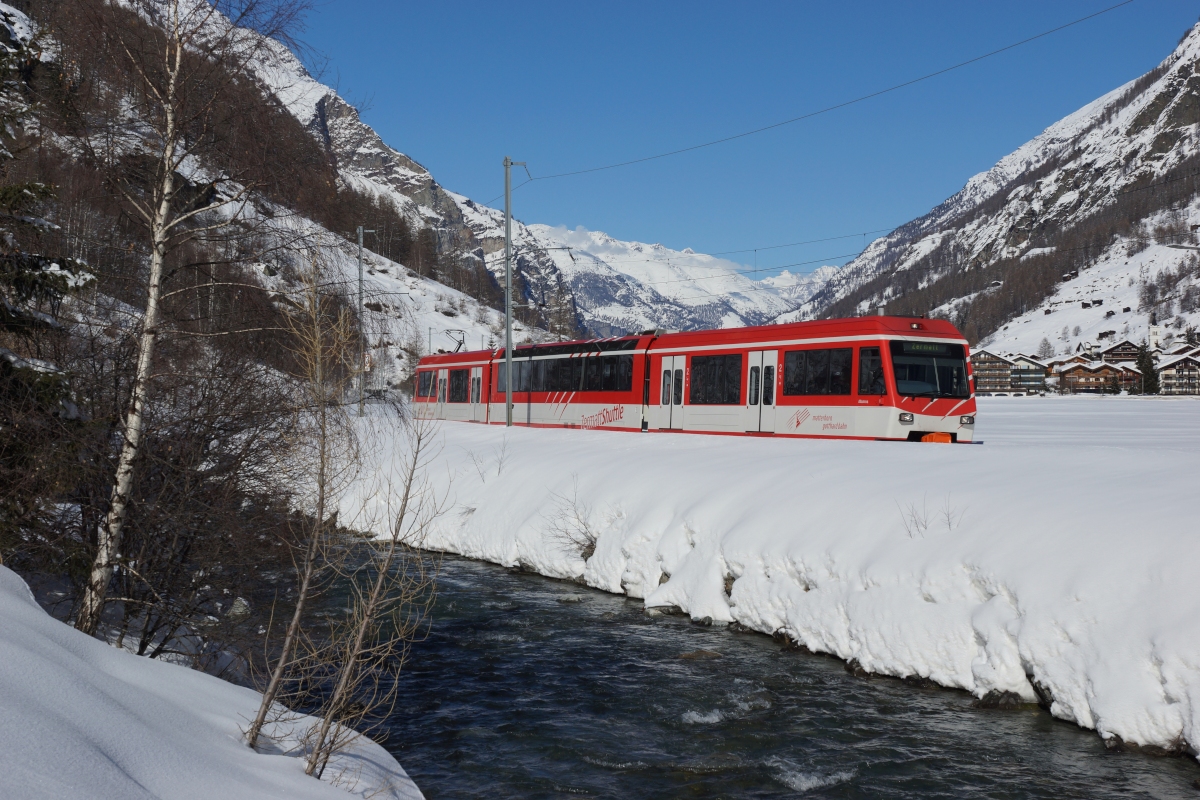 BDSeh 4/8 2053 verlässt am 23.02.2014 als Zermatt-Shuttle Täsch.