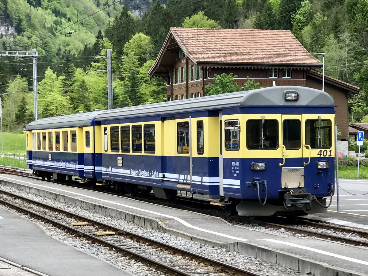 BDt 401 mit einem Wagen am 11.5.17 beim Bhf Zweiltschinen abgestellt.