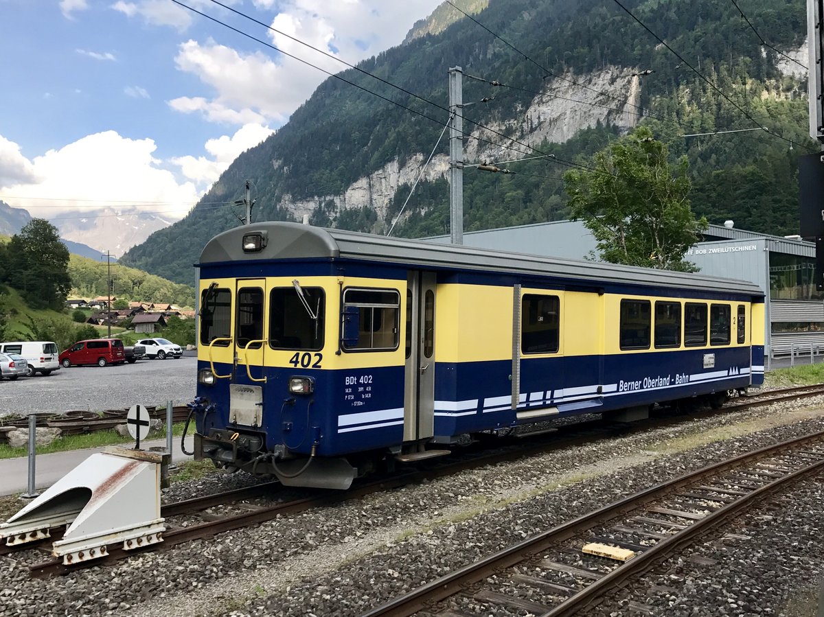 BDt 402 der BOB am 19.6.17 alleine beim Bhf Zweilütschinen abgestellt.