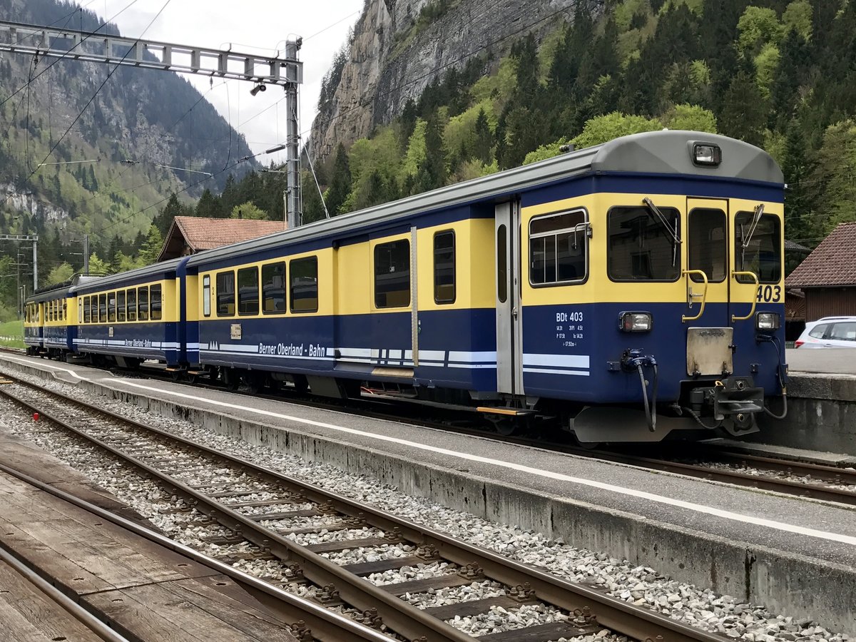 BDt 403 mit Triebwagen ABeh 4/4 I 304 hinten, am 8.5.17 in Zweiltschinen abgestellt.