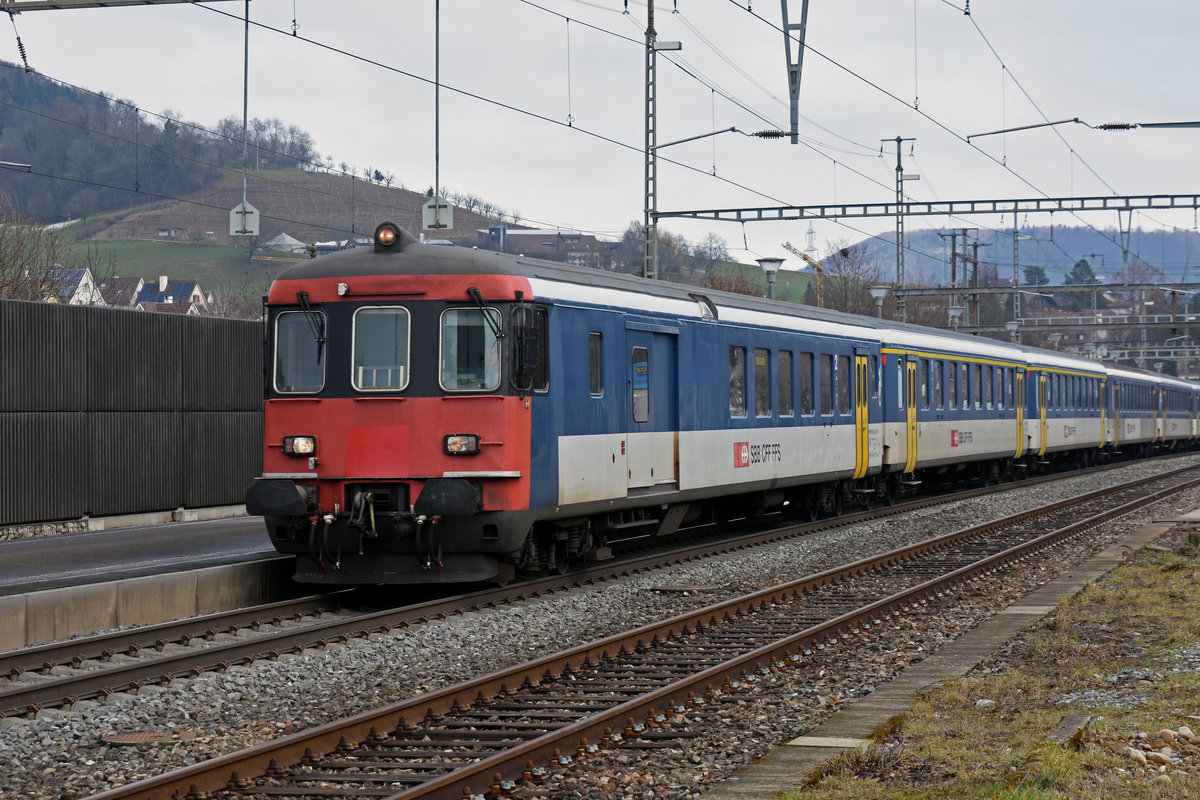 BDt 50 85 82-33 917-4 durchfährt den Bahnhof Gelterkinden. Die Aufnahme stammt vom 02.02.2019.