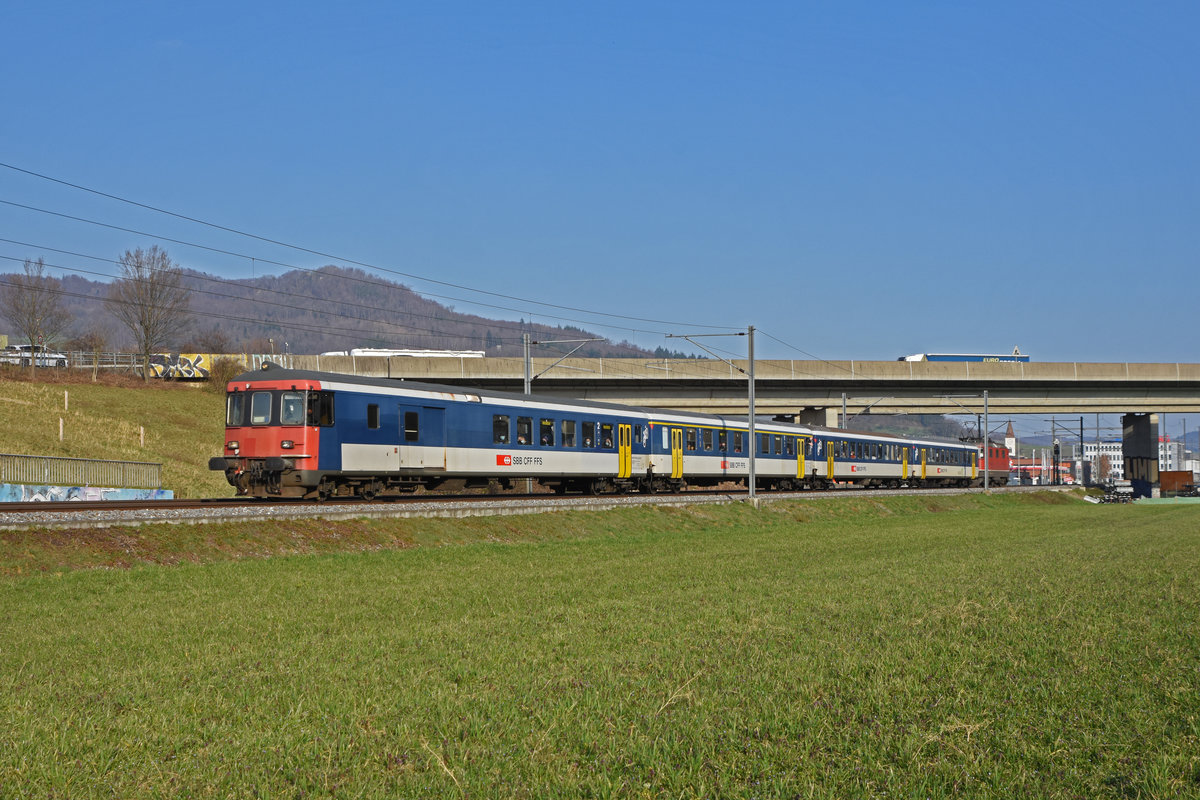BDt 50 85 82-33 928-1 fährt Richtung Bahnhof Itingen. Die Aufnahme stammt vom 08.03.2021.