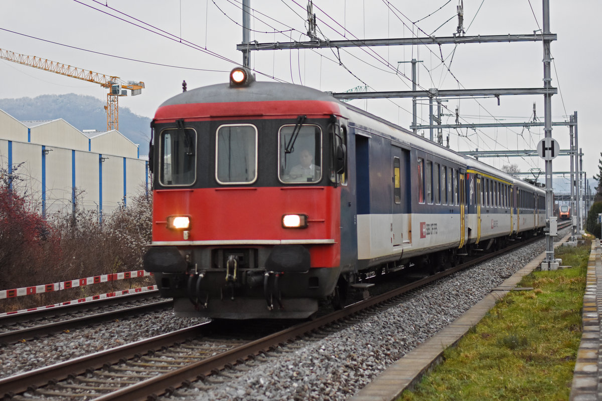 BDt 50 85 82-33 983-6 fährt Richtung Bahnhof Lausen. Die Aufnahme stammt vom 04.01.2021.
