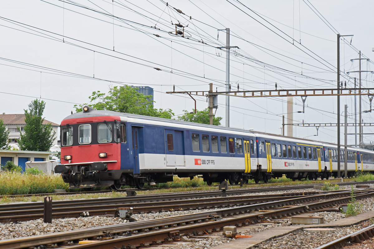 BDt 50 85 82-33 984-4 durchfährt den Bahnhof Pratteln. Die Aufnahme stammt vom 13.06.2018.