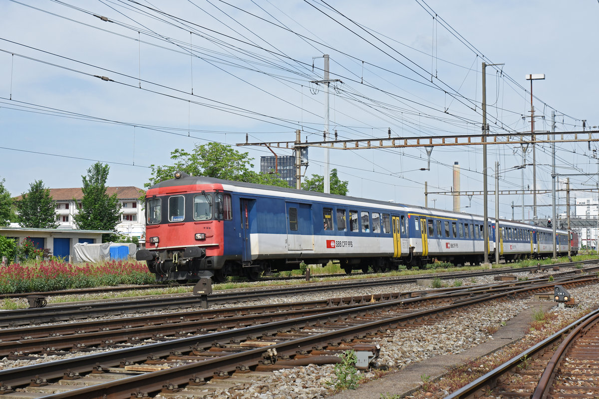 BDt 50 85 82-33 990-1 durchfährt den Bahnhof Pratteln. Die Aufnahme stammt vom 28.05.2018.