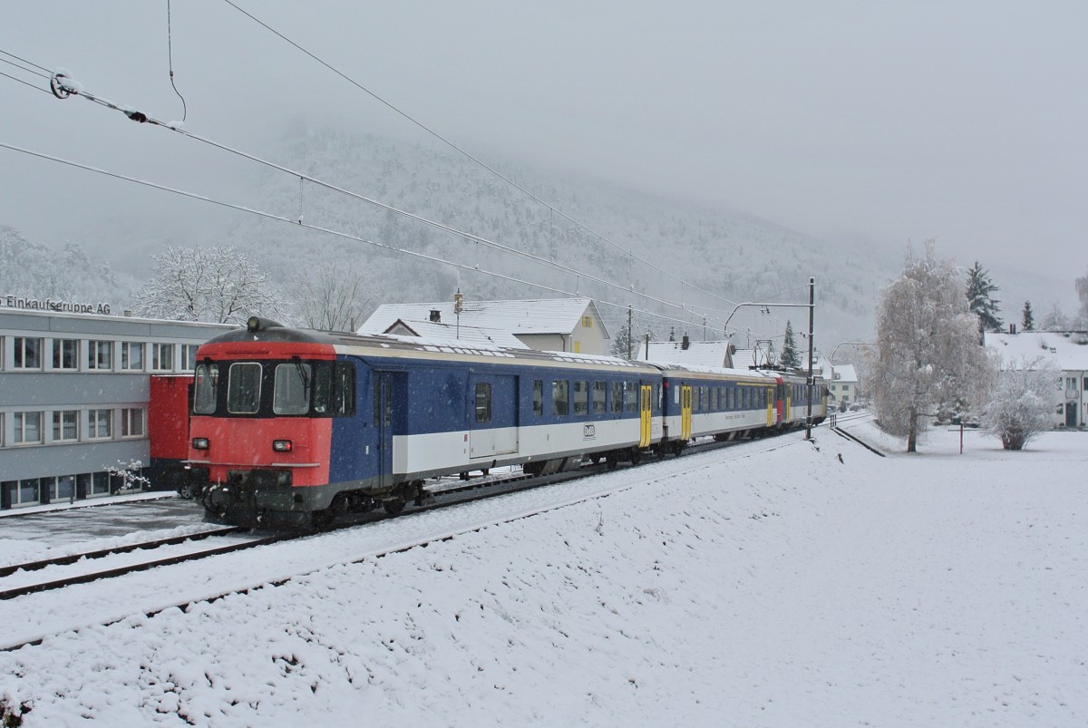 BDt 905 am Schluss des Regios nach Oensingen in Balsthal, 22.11.2013.