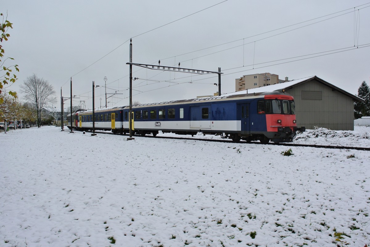 BDt 905 mit Regio bei Ausfahrt in Oensingen, 22.11.2013.