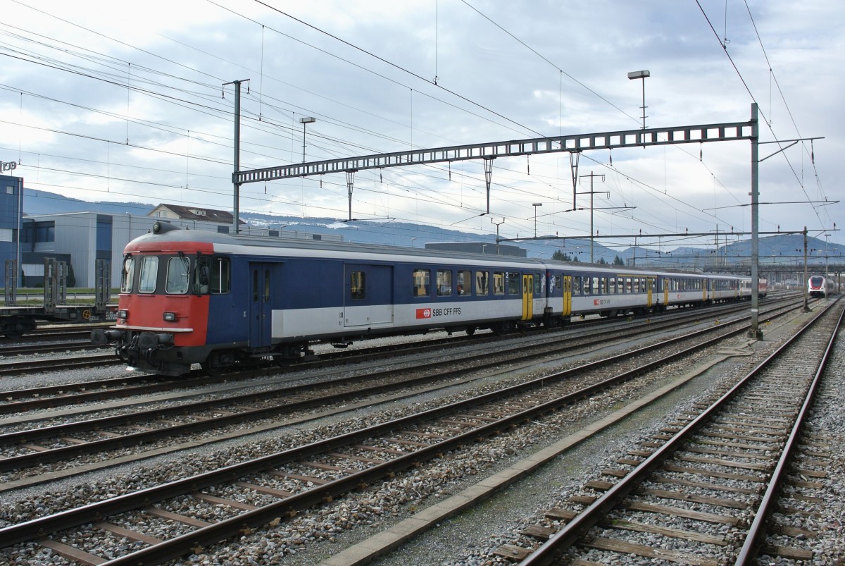 BDt EWI 50 85 82-33 988-5 mit AB EWII, 3 B EWI und Re 4/4 II abgestellt übers Wochenende in Delémont, 01.02.2014.