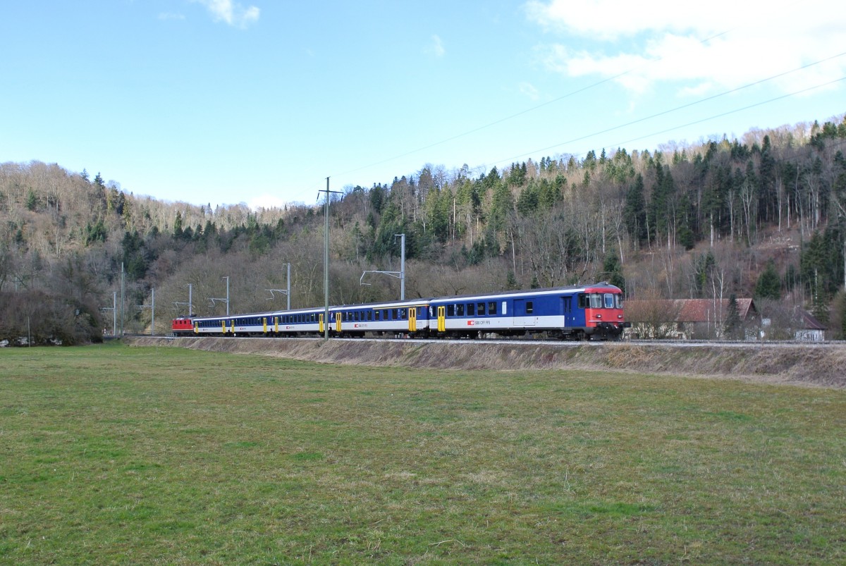 BDt EWI 50 85 82-33 976-0 mit einem EWI/II Pendel und der Re 4/4 II 11219 als Leermaterialzug nach Bure bei Porrentruy, 05.03.2015.
