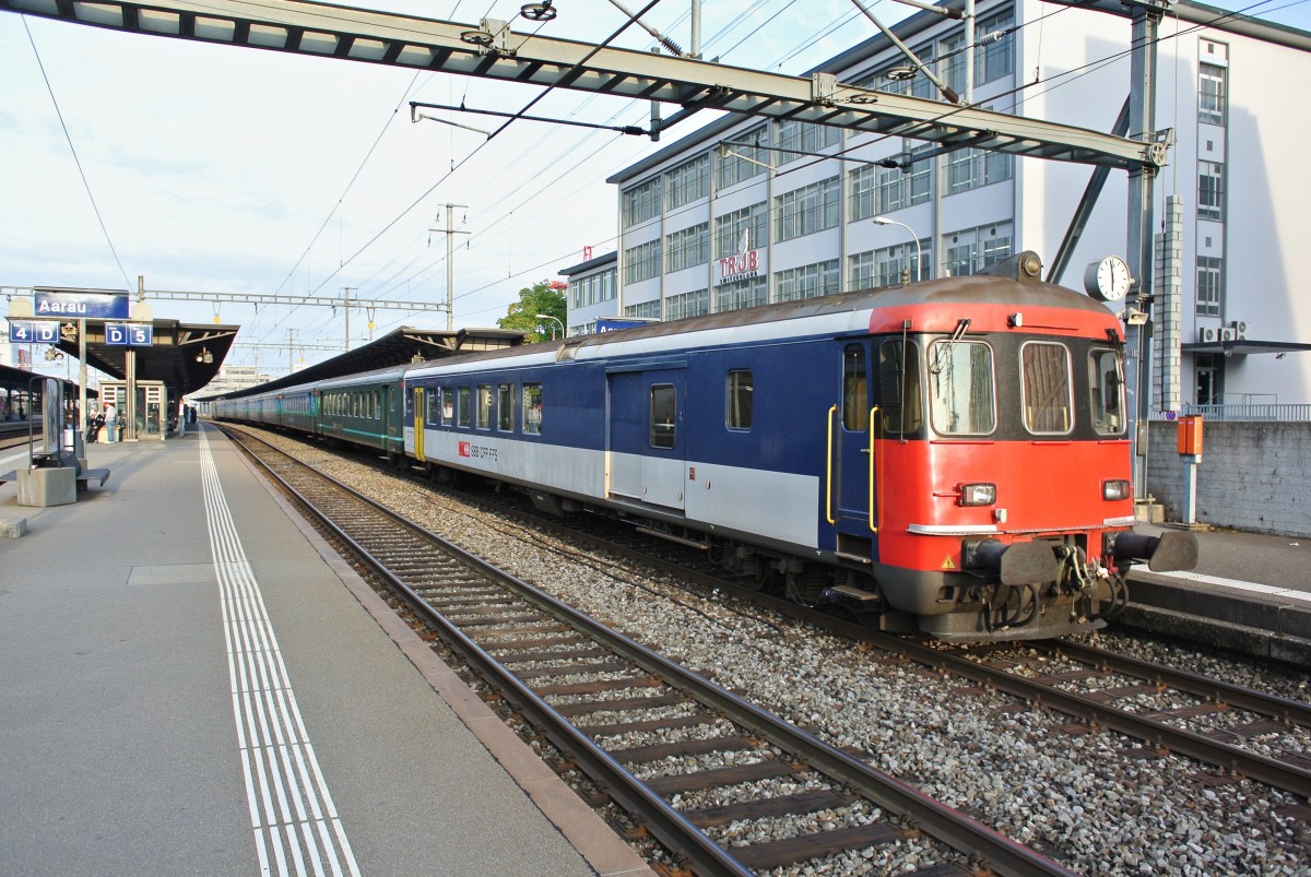 BDt EWII 50 85 82-33 921-6 an der Spitze des Ersatz RE 3532 in Aarau auf Gleis 6. Momentan wird dieser Zug, planmssig EWIV Pendel, durch einen EWI/II Pendel gefhrt. Am Zugschluss ist die grne Re 4/4 II 11161, 02.10.2013.