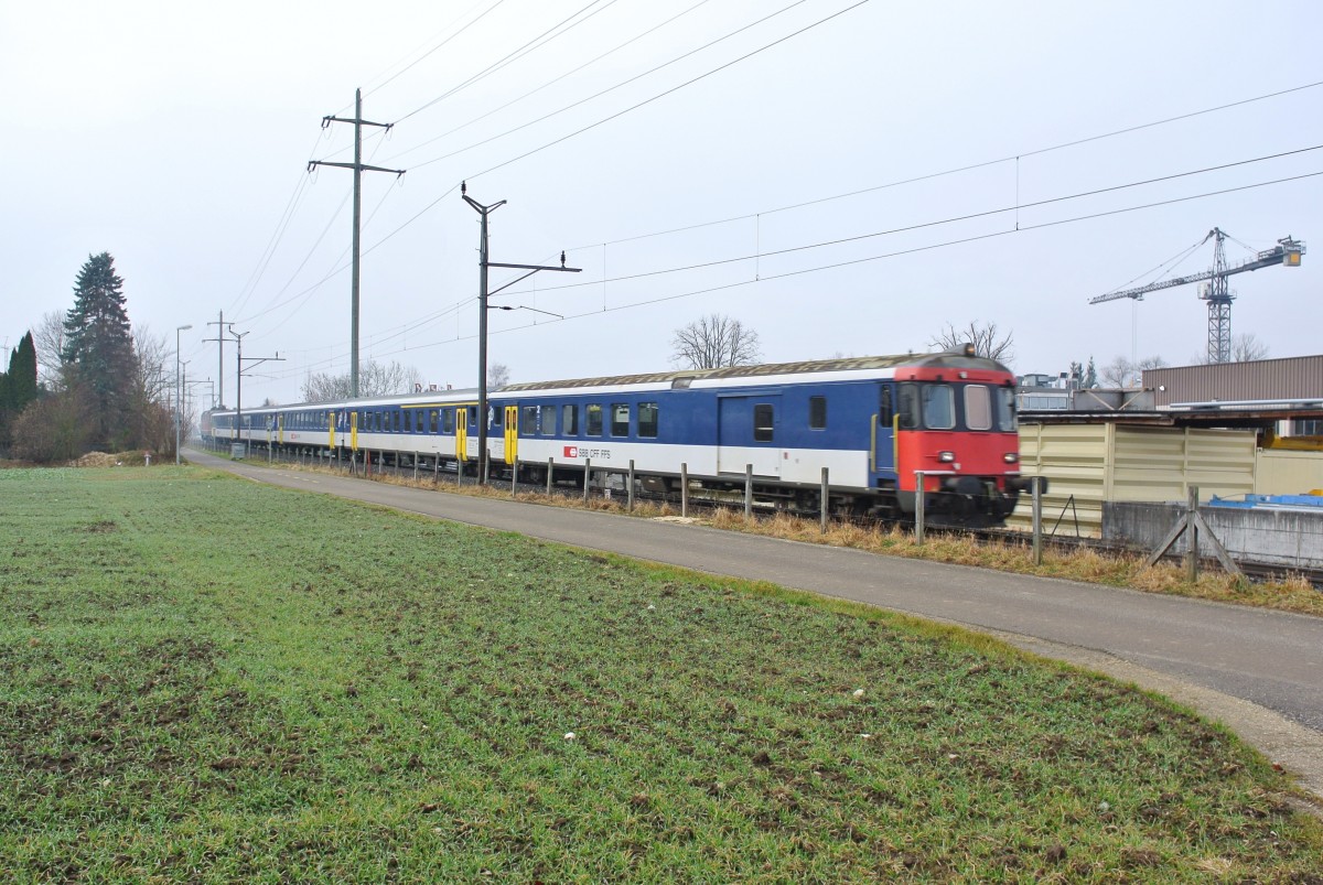 BDt EWII 50 85 82-33 933-1 an der Spitze eines KlB Pendels auf berfhrungsfahrt von Bure nach Basel, Courttelle, 13.01.2014.