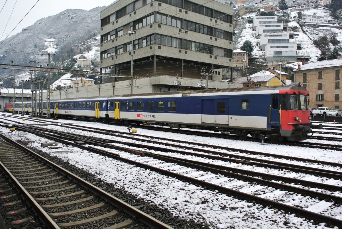 BDt EWII 50 85 82-33 929-9 mit einem TILO HVZ Pendel abgestellt neben dem Depot in Bellinzona, 30.01.2014.