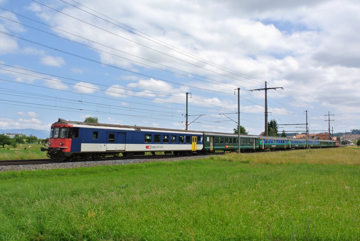 BDt EWII 50 85 82-33 923-2 an der Spitze des Reservependels von Olten als Ersatz IR 2018 bei Lyssach, 15.06.2014.