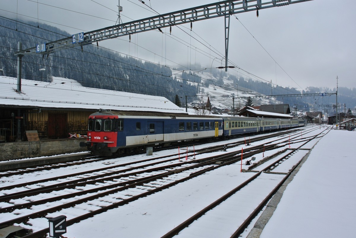 BDt EWII ex. SBB 50 63 82-33 911-3 mit dem BLS Reserve EWI Pendel und der Re 465 006-5 wartet in Zweisimmen auf die Reisenden fr den Extrazug zurck nach Gmligen, 23.01.2015.