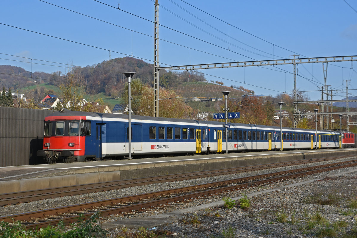 BDt Steuerwagen 50 85 82-33 983-6 durchfährt den Bahnhof Gelterkinden. Die Aufnahme stammt vom11.11.2020.