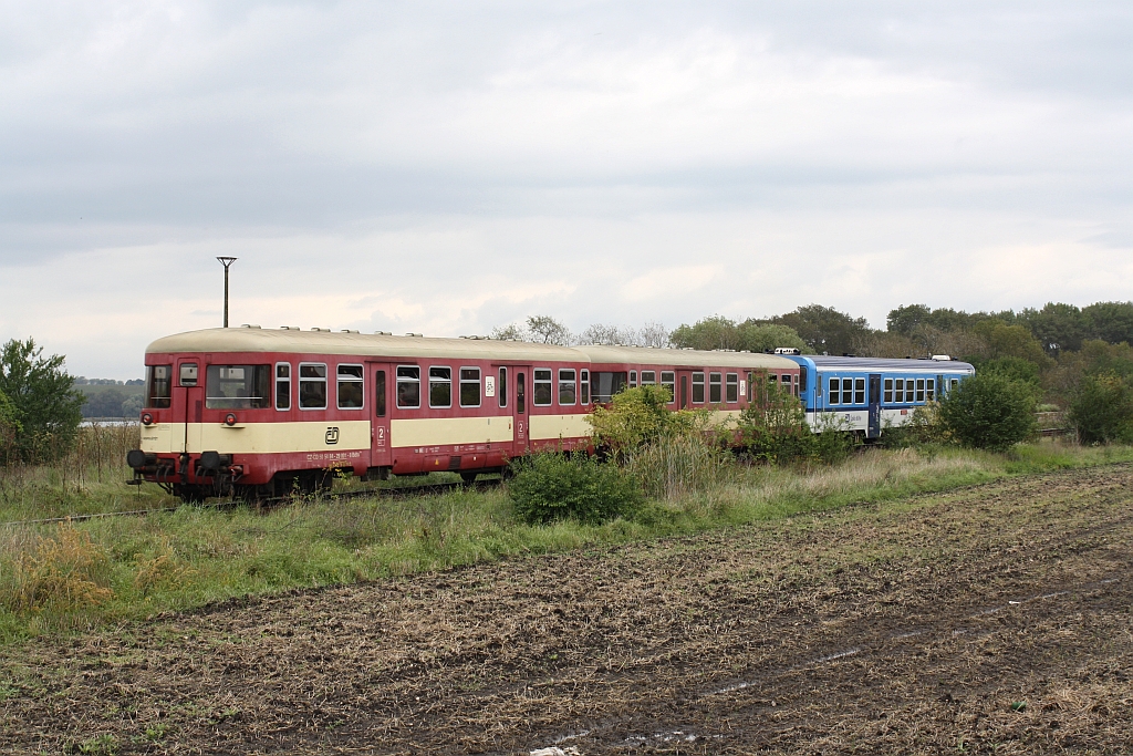 Bdtx 50 54 84-29 001-8 am Schluß des Os 4511 (Znojmo - Breclav) am 27.September 2014 kurz nach der Hst. Sedlec u. Mikulova.