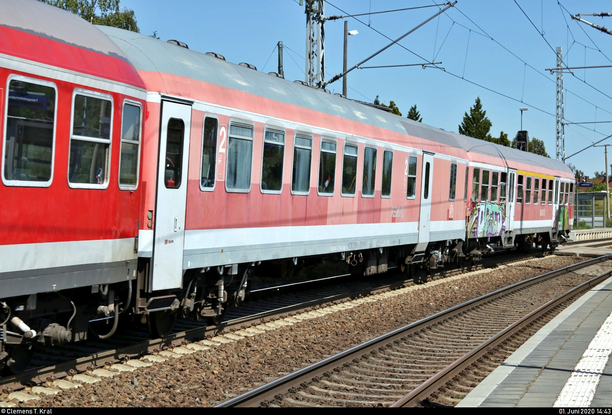 Bduu 497.2 (50 80 84-33 258-6 D-DB) und ABnrz 403.4 (50 80 31-34 207-6 D-DB) der Gesellschaft für Eisenbahnbetrieb mbH (GfE), noch mit Anschriften von DB Regio Bayern bzw. Baden-Württemberg, sind eingereiht am Schluss einer Überführungsfahrt der Wedler Franz Logistik GmbH & Co. KG (WFL) von Wustermark nach Erfurt und durchfahren, zusammen mit vier Loks sowie 12 weiteren Wagen, den Hp Zscherben auf der Bahnstrecke Halle–Hann. Münden (KBS 590).
Anlass der Fahrt ist die Bereitstellung von Fahrzeugmaterial für den Ersatzverkehr der Abellio Rail Baden-Württemberg GmbH.
[1.6.2020 | 15:43 Uhr]