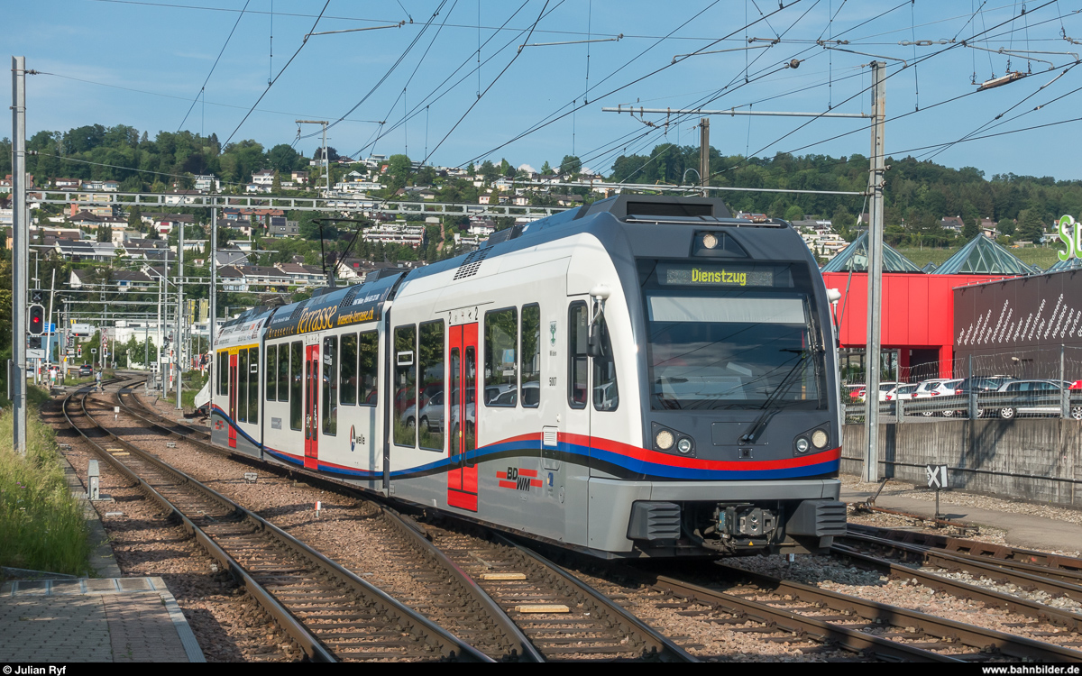 BDWM ABe 4/8 5007  Widen  am 18. Mai 2018 als Dienstzug bei der Einfahrt in Bremgarten.
