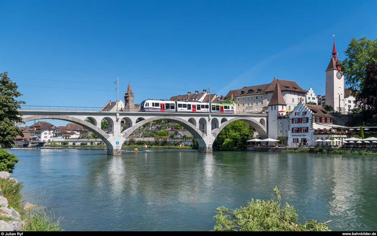 BDWM DIAMANT ABe 4/8 5002  Kanton Zürich  überquert am 18. Juni 2017 als S17 Dietikon - Wohlen die Reussbrücke in Bremgarten.