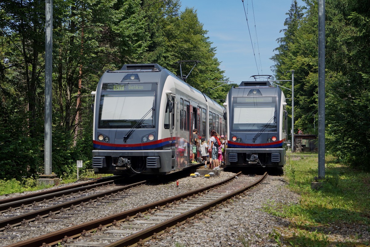 BDWM/DVZO/DBB: Ueber das Wochenende vom 26. bis 28. Juni 2015 verabschiedete sich die BDWM nach 140 Jahren vom Anschluss an das Europäische Normalspurnetz, weil durch die Aufhebung des Güterverkehrs auf normaler und schmaler Spur das Dreischienengeleise zwischen Wohlen und Bremgarten West nutzlos geworden ist. Mit dem WESCHTFÄSCHT und vielen Sonderfahrten nahmen Schüler und eine grosse Anzahl Festbesucher Abschied vom Dreischienengeleise auf diesem reizenden Streckenabschnitt. Sehr seltene Zugskreuzung mit zwei ABe 4/8 Doppeltraktionen  DIAMANT  auf der Station Erdmannlistein am 26. Juni 2015.
Foto: Walter Ruetsch   