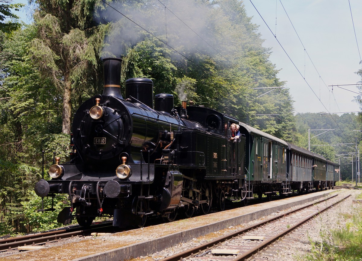 BDWM/DVZO/DBB: Ueber das Wochenende vom 26. bis 28. Juni 2015 verabschiedete sich die BDWM nach 140 Jahren vom Anschluss an das Europäische Normalspurnetz, weil durch die Aufhebung des Güterverkehrs auf normaler und schmaler Spur das Dreischienengeleise zwischen Wohlen und Bremgarten West nutzlos geworden ist. Mit dem WESCHTFÄSCHT und vielen Sonderfahrten nahmen Schüler und eine grosse Anzahl Festbesucher Abschied vom Dreischienengeleise auf diesem reizenden Streckenabschnitt. DVZO-Dampfzug mit der DBB Eb 3/5 5810 bei der Stationsdurchfahrt Ermannlistein am 26. Juni 2015.
Foto: Walter Ruetsch  