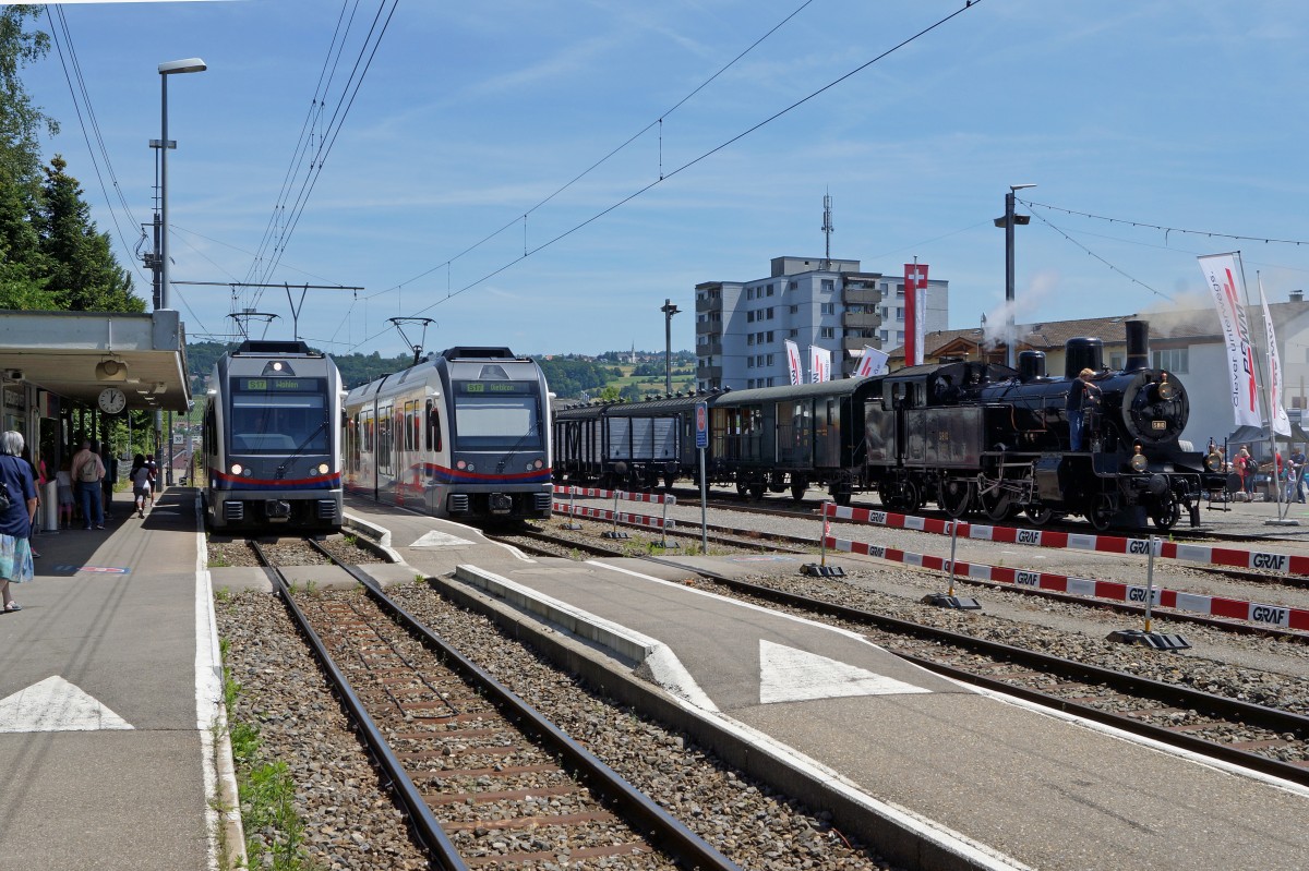 BDWM/DVZO/DBB: Ueber das Wochenende vom 26. bis 28. Juni 2015 verabschiedete sich die BDWM nach 140 Jahren vom Anschluss an das Europäische Normalspurnetz, weil durch die Aufhebung des Güterverkehrs auf normaler und schmaler Spur das Dreischienengeleise zwischen Wohlen und Bremgarten West nutzlos geworden ist. Mit dem WESCHTFÄSCHT und vielen Sonderfahrten nahmen Schüler und eine grosse Anzahl Festbesucher Abschied vom Dreischienengeleise auf diesem reizenden Streckenabschnitt. Zusammentreffen von Schmal- und Normalspurfahrzeugen in Bremgarten West am 26. Juni 2015.
Foto: Walter Ruetsch  