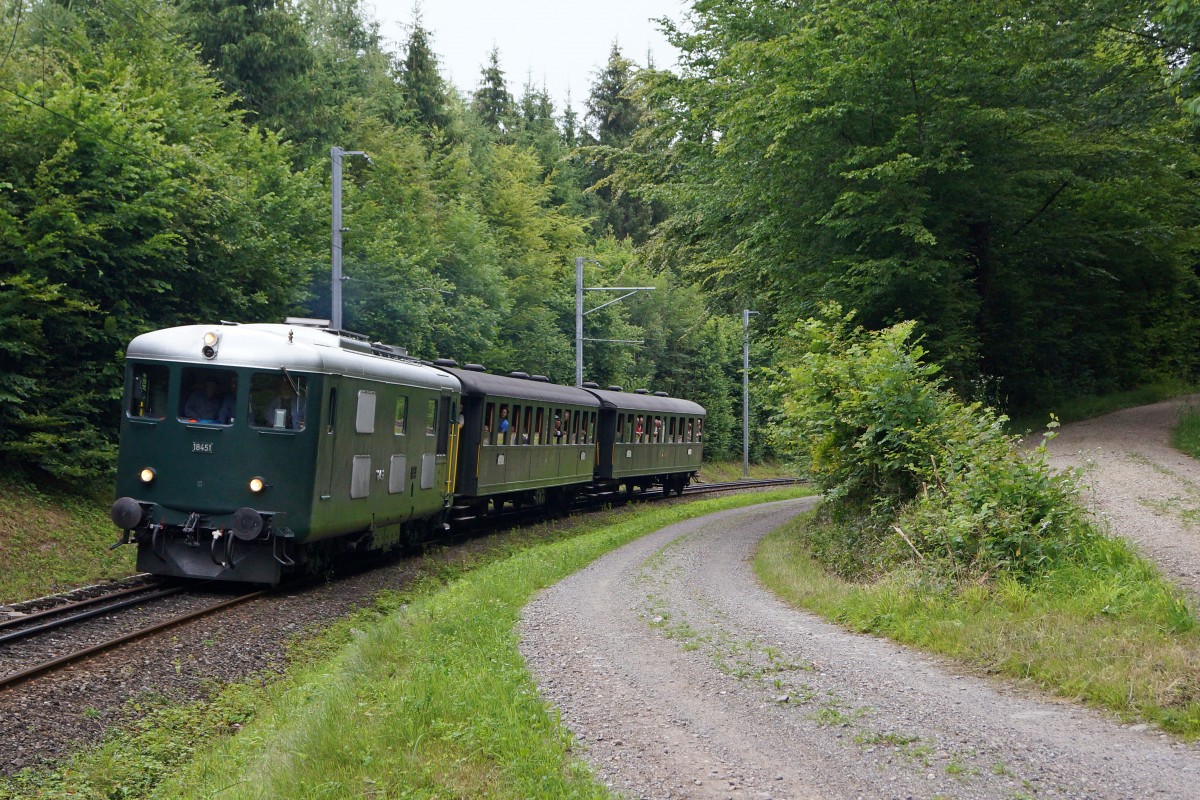 BDWM/DVZO/DBB/SBB: Ueber das Wochenende vom 26. bis 28. Juni 2015 verabschiedete sich die BDWM nach 140 Jahren vom Anschluss an das Europäische Normalspurnetz, weil durch die Aufhebung des Güterverkehrs auf normaler und schmaler Spur das Dreischienengeleise zwischen Wohlen und Bremgarten West nutzlos geworden ist. Mit dem WESCHTFÄSCHT und vielen Sonderfahrten nahmen Schüler und eine grosse Anzahl Festbesucher Abschied vom Dreischienengeleise auf diesem reizenden Streckenabschnitt. Sonderzug von SBB HISTORIC mit der Bm 4/4 II 18451 auf der Fahrt nach Wohlen am 27. Juni 2015.
Foto: Walter Ruetsch  