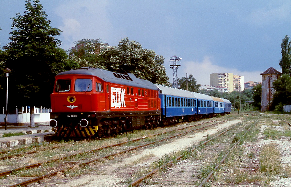 BDZ 07 069.8 ist am 08.06.2003 auf der Fahrt von Trojan nach Levski im Bahnhof Lovetsch eingetroffen. Die Lokomotivfabrik Woroschilowgrad lieferte 91 Lokomotiven dieser Baureihe, die der DR-Baureihe 131 entspricht, an die bulgarische Staatsbahn.