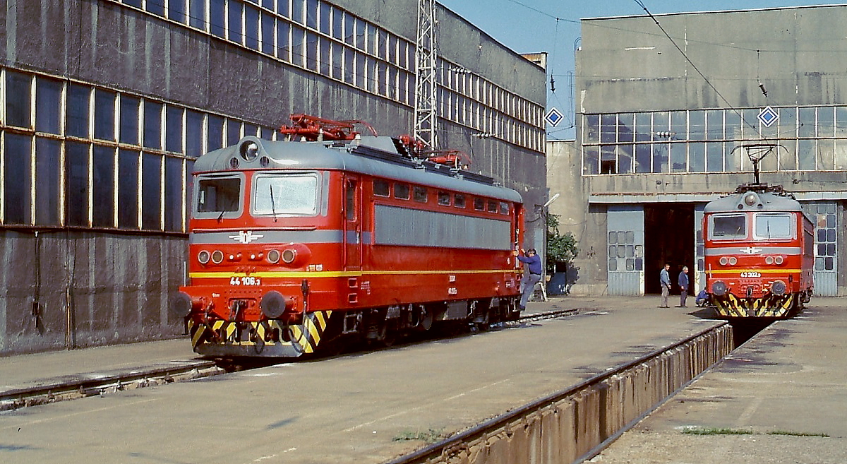 BDZ 44 106.3 und 43 302.9 im Juni 2003 im Depot Gorna Orjahovitza. Die  Reihe 44 ist mit der 43 baugleich, verfügt jedoch über eine elektrodynamische Bremse.