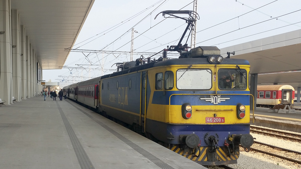 BDZ 46-208-5 E-Lok im Bf Sofia. Zug R 8601 auf Gleis 1 vor der Abfahrt 10:55 Uhr nach Varna. (Aufnahme: 2017-03-26 - 10:32 Uhr) 