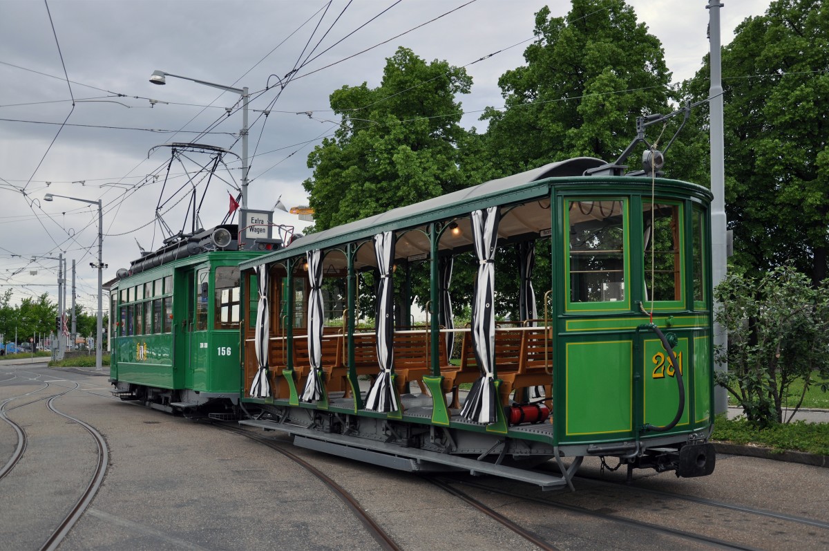 Be 2/2 156 und der Sommeranhänger 281 vor dem Depot Dreispitz. Die Aufnahme stammt vom 10.05.2014.