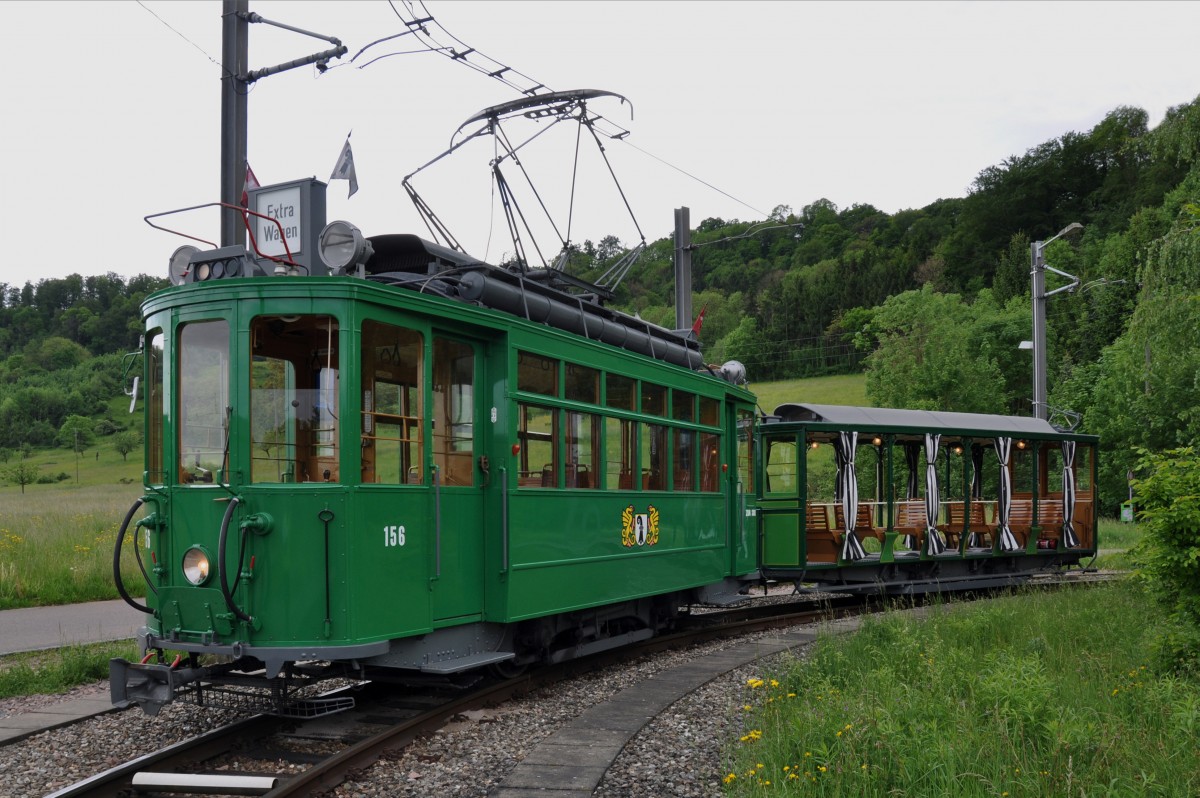 Be 2/2 156 und der Sommeranhänger 281 in der Wartenberg Schlaufe. Die Aufnahme stammt vom 10.05.2014.