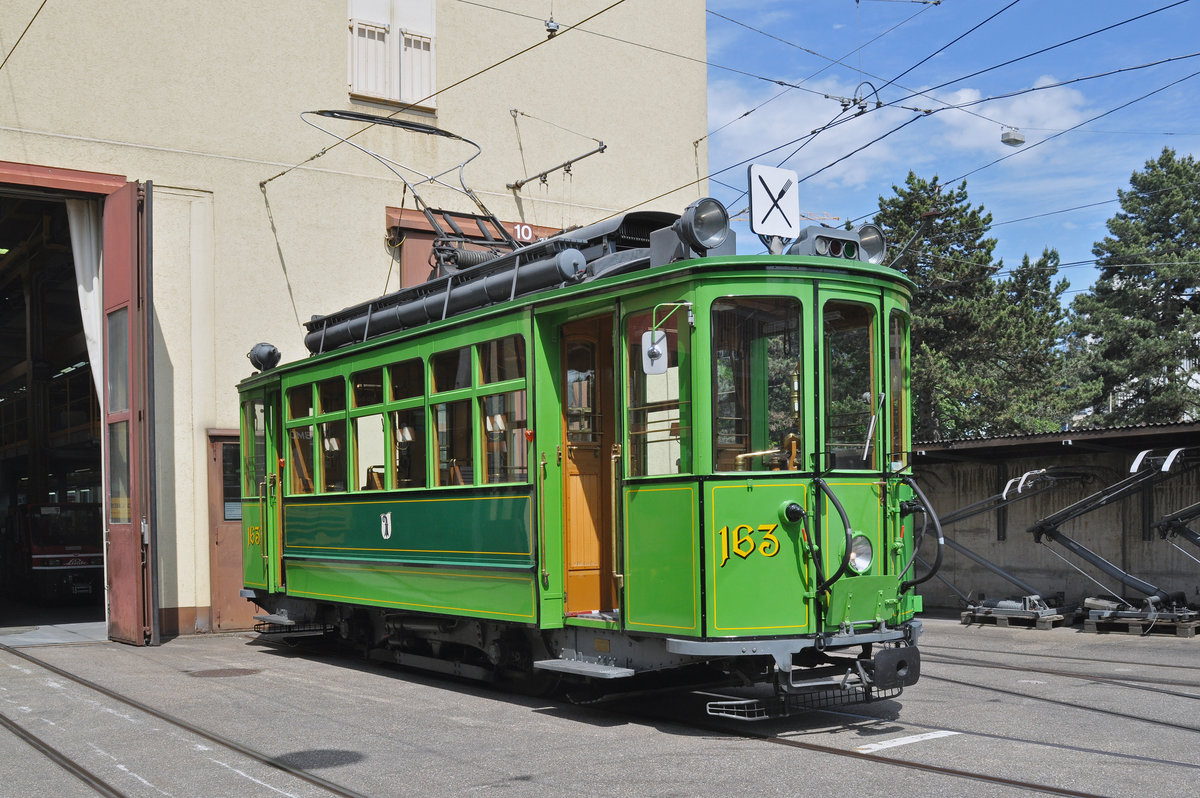 Be 2/2 163 steht auf dem Hof der Hauptwerkstatt. Die Aufnahme stammt vom 25.05.2016.