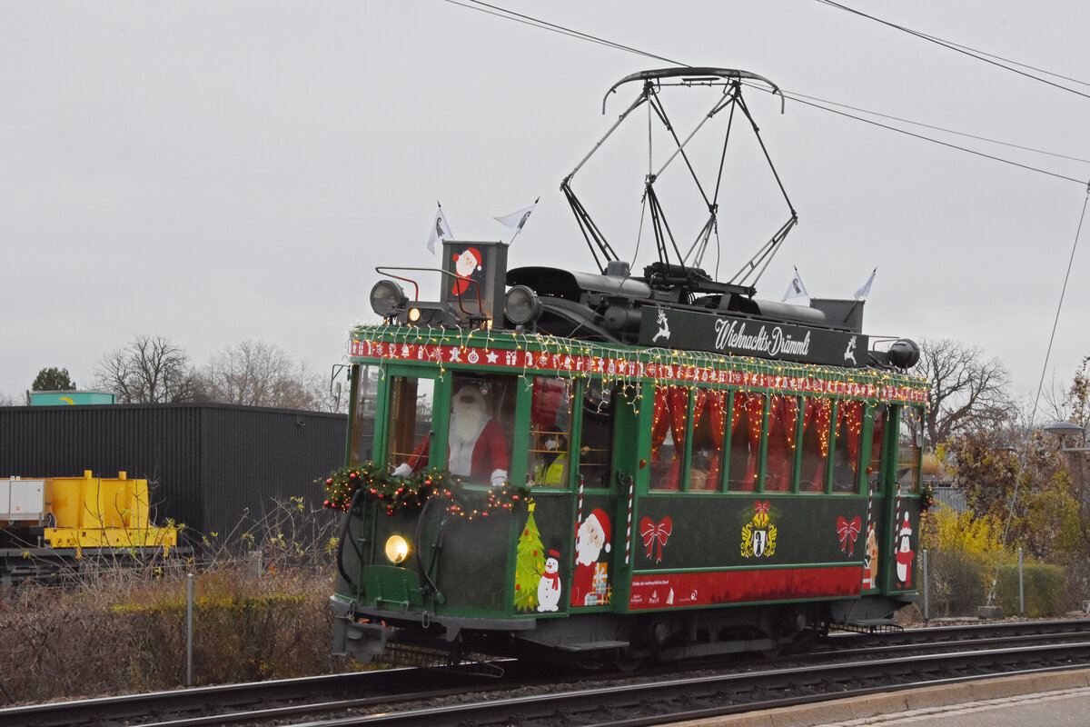 Be 2/2 181 fährt in der Weihnachtszeit als Weihnachtstram mit Kindern durch die Stadt. An 11.12.2021 fährt der Wagen Richtung Haltestelle Münchensteinerstrasse.