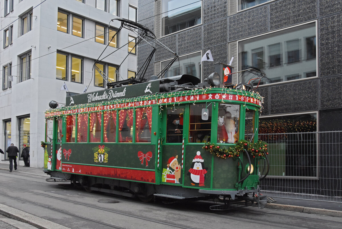 Be 2/2 181 fährt in der Weihnachtszeit als Weihnachtstram mit Kindern durch die Stadt. Am 11.12.2021 steht der Wagen in der Spiegelgasse.