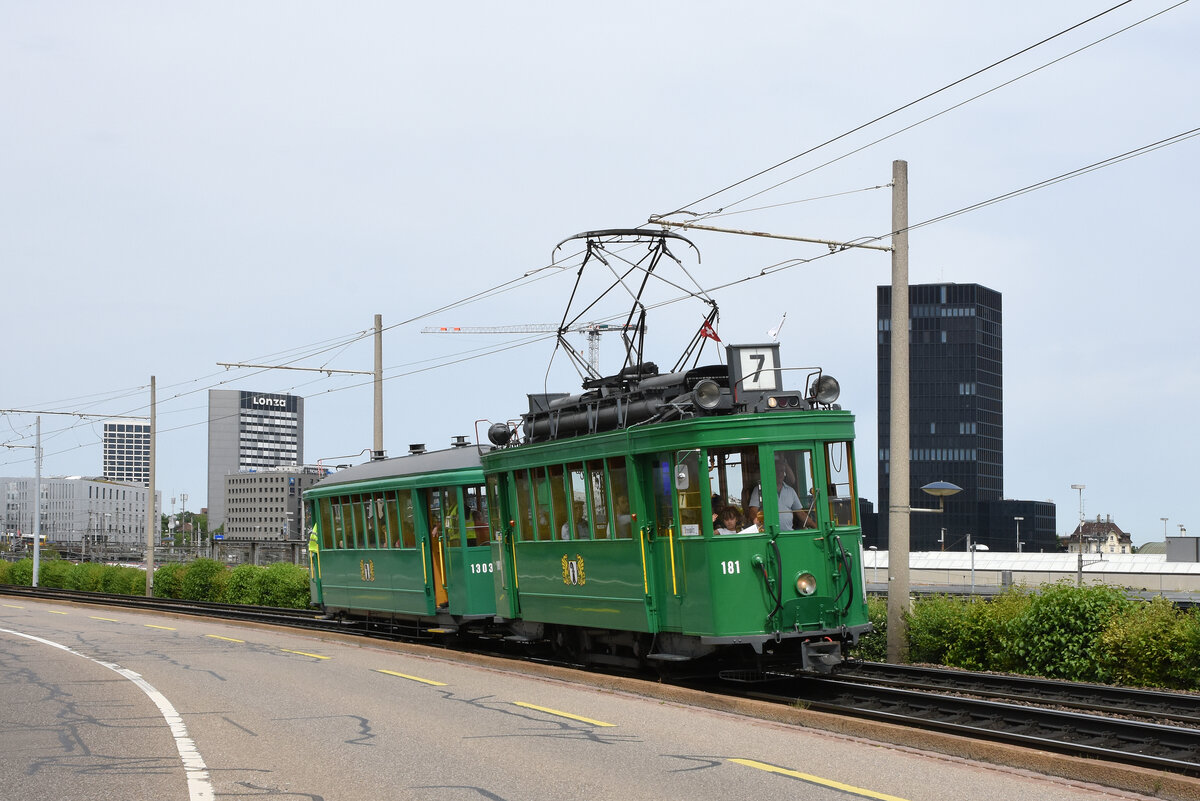 Be 2/2 181 zusammen mit dem B3 1303, auf der Museumslinie 7, fährt zur Endstation beim Depot Dreispitz, wo sich auch das Trammuseum befindet. Die Aufnahme stammt vom 22.05.2022.