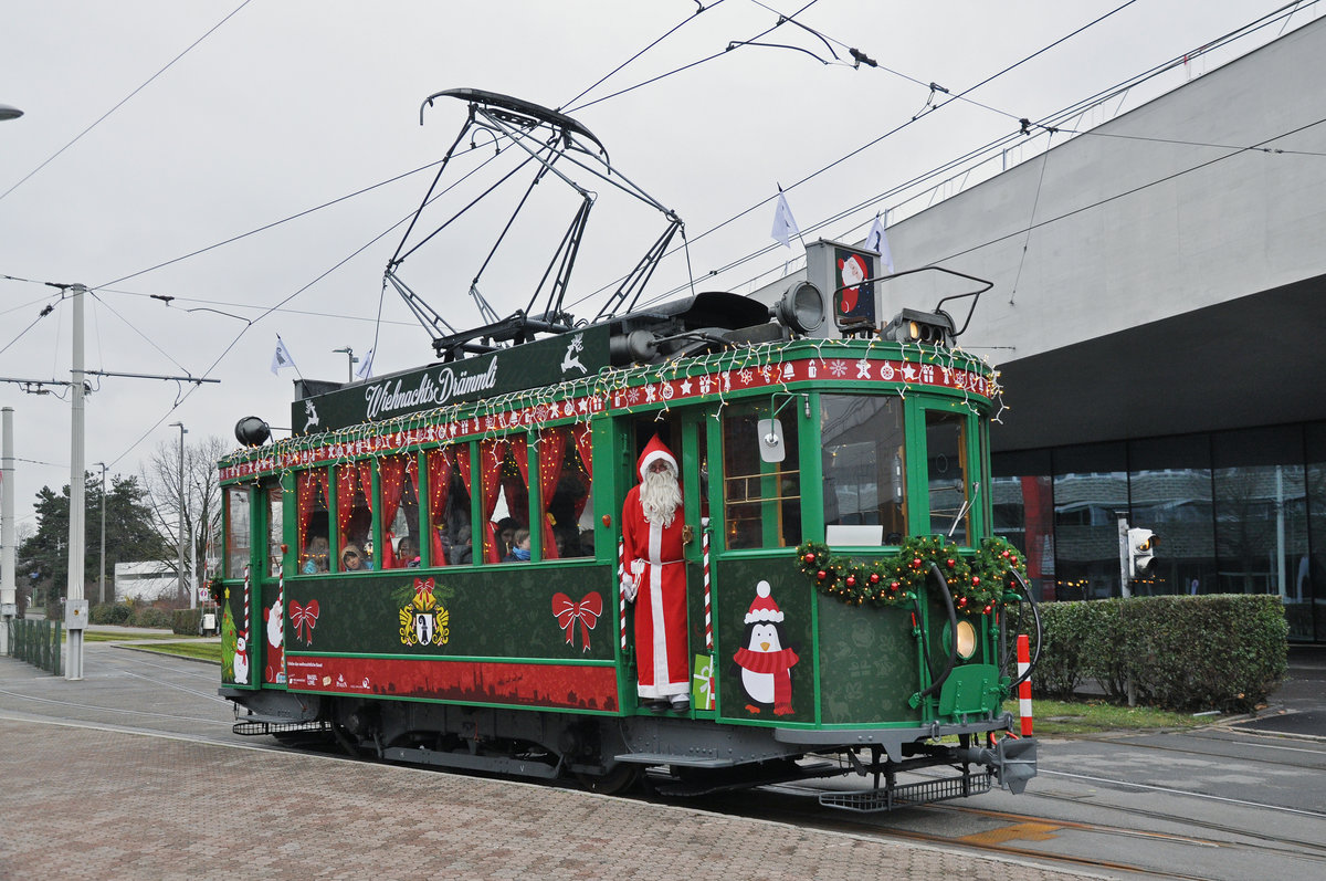Be 2/2 190 ist auch dieses Jahr wieder das Weihnachts Tram. Der Fahrer ist der Nikolaus. Hier steht der Oldtimer in der Abstellanlage beim Stadion St. Jakob. Die Aufnahme stammt vom 23.12.2017.