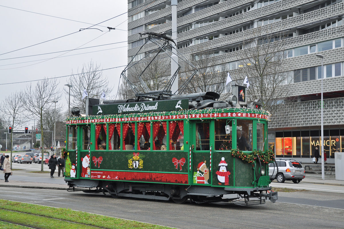 Be 2/2 190 ist auch dieses Jahr wieder das Weihnachts Tram. Der Fahrer ist der Nikolaus. Hier steht der Oldtimer in der Abstellanlage beim Stadion St. Jakob. Die Aufnahme stammt vom 23.12.2017.