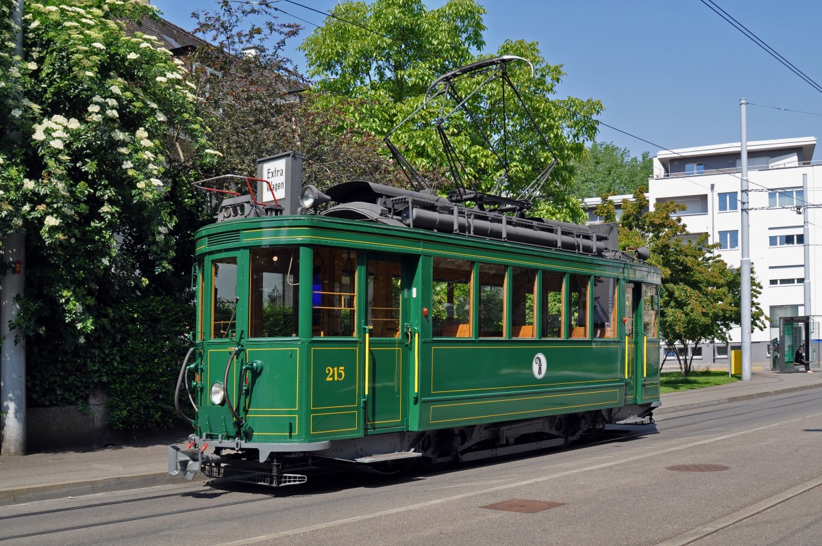 Be 2/2 215 auf einer Extrafahrt fährt Richtung St. Jakob. Hier steht der Wagen an der Haltestelle Karl Barth Platz. Die Aufnahme stammt vom 24.05.2015.