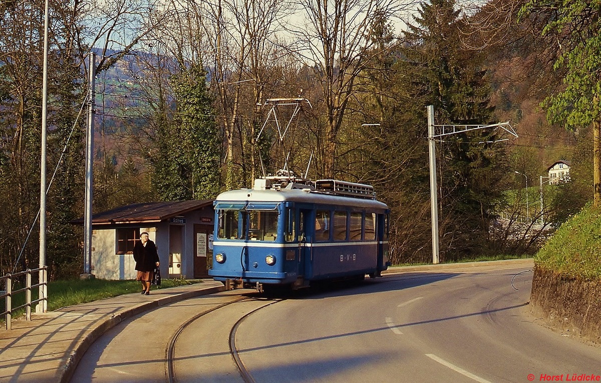 Be 2/3 15 der BVB hat auf der Fahrt von Bex nach Bevieux einen kurzen Zwischenhalt eingelegt, um einen einzelnen Fahrgast aussteigen zu lassen (Mai 1980)