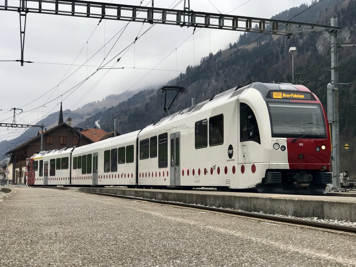 Be 2/4 105 der TPF  am 26.3.17 beim Endbahnhof Montbovon.