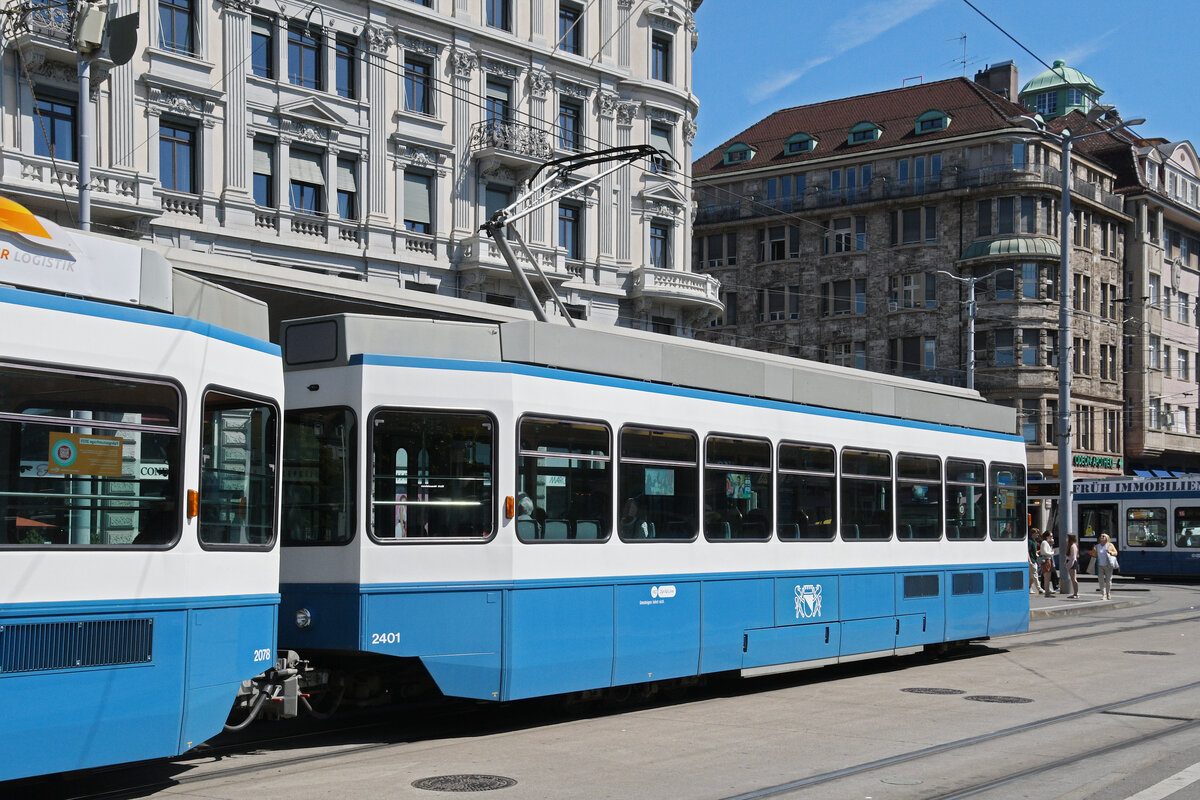 Be 2/4 2401, auf der Linie 9, bedient am 11.07.2025 die Haltestelle Bellevue. Aufnahme Zürich.
