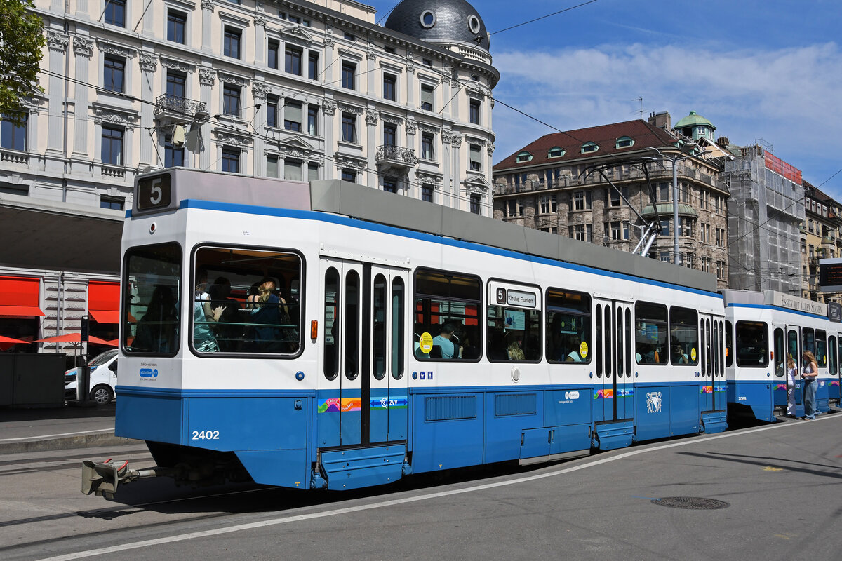 Be 2/4 2402, auf der Linie 5, bedient am 22.08.2024 als Zweitwagen die Haltestelle Bellevue. Aufnahme Zürich.