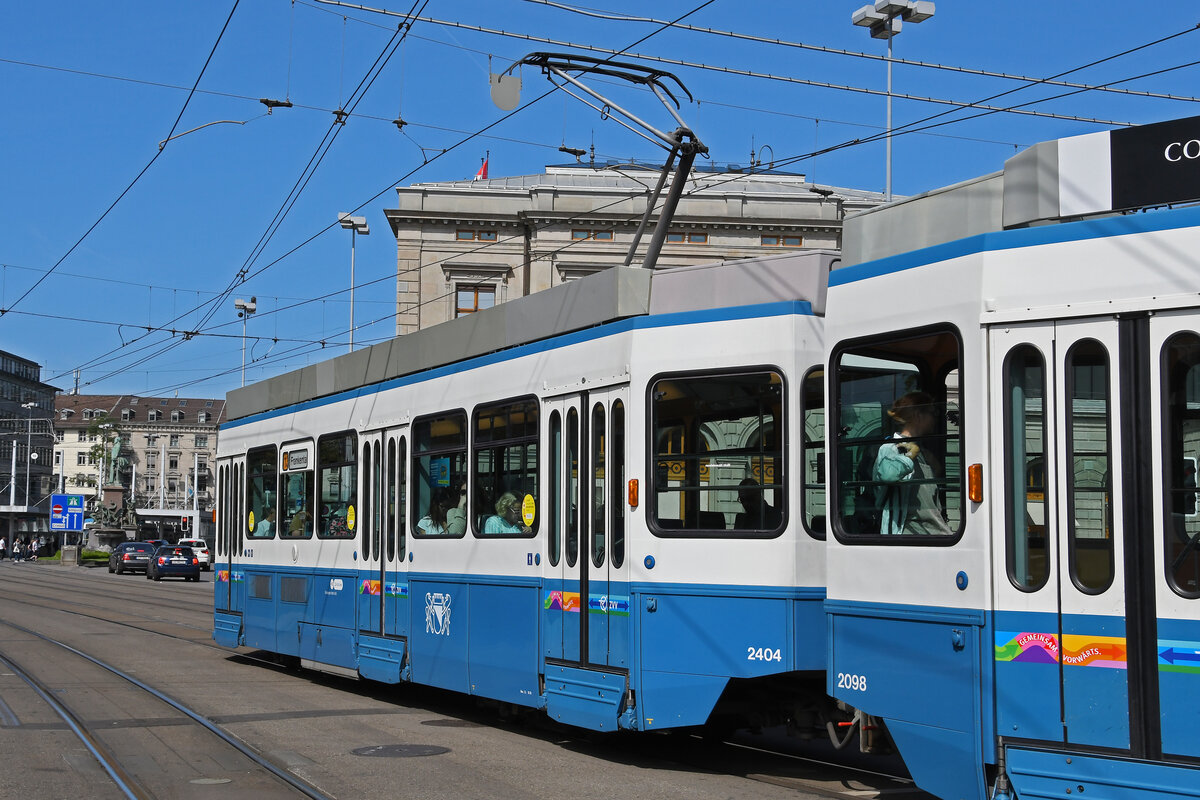 Be 2/4 2404, auf der Linie 13, fährt am 22.08.2024 als Zweitwagen bei der Haltestelle Bellevue ein. Aufnahme Zürich. 