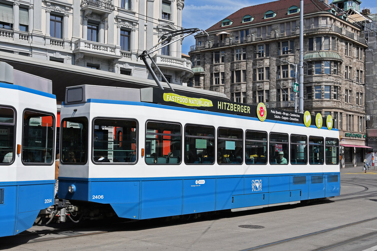 Be 2/4 2406, auf der Linie 9, bedient am 22.08.2024 als Zweitwagen die Haltestelle Bellevue. Aufnahme Zürich.