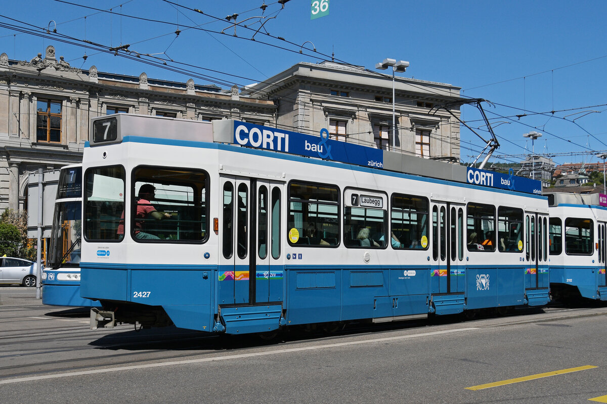 Be 2/4 2427, auf der Linie 7, �berquert am 24.07.2026 als Zweitwagen den Bahnhofplatz Richtung Haltestelle Central. Aufnahme Z�rich.